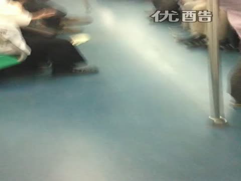 男顾客不满暂停服务 猛砸怀孕收银员
